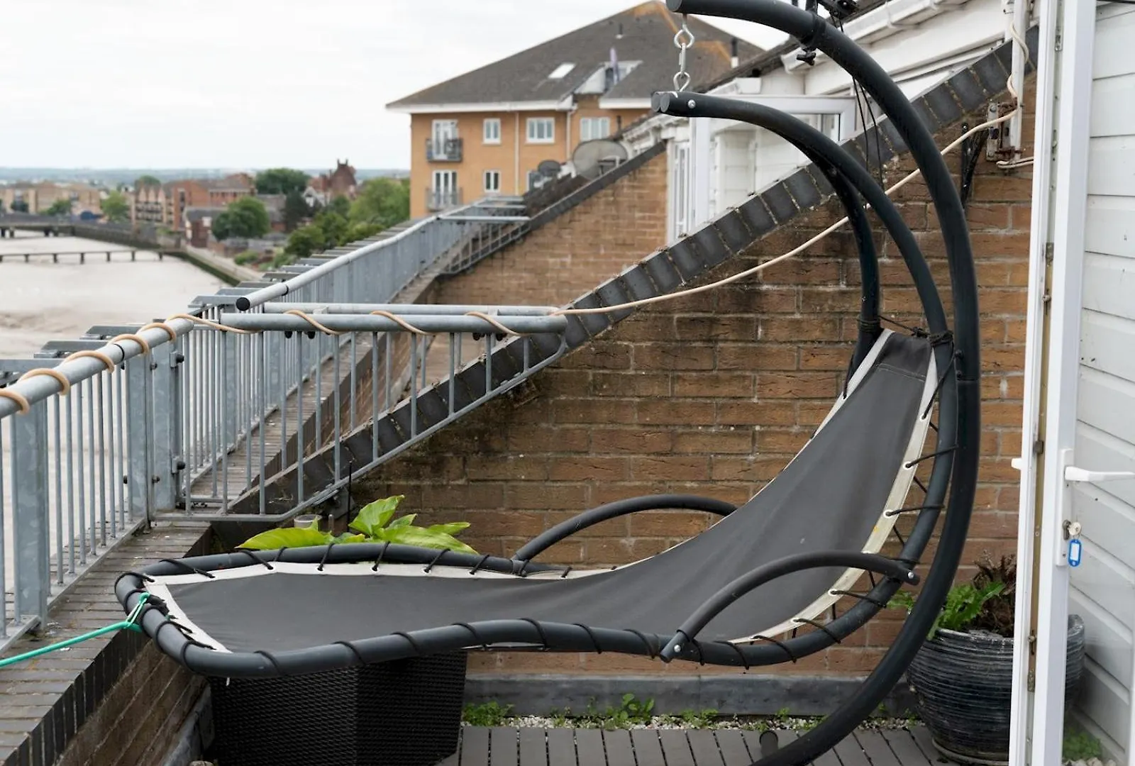 Windrush Court - Stunning Penthouse With River Views Near Erith Stn Pass The Keys
