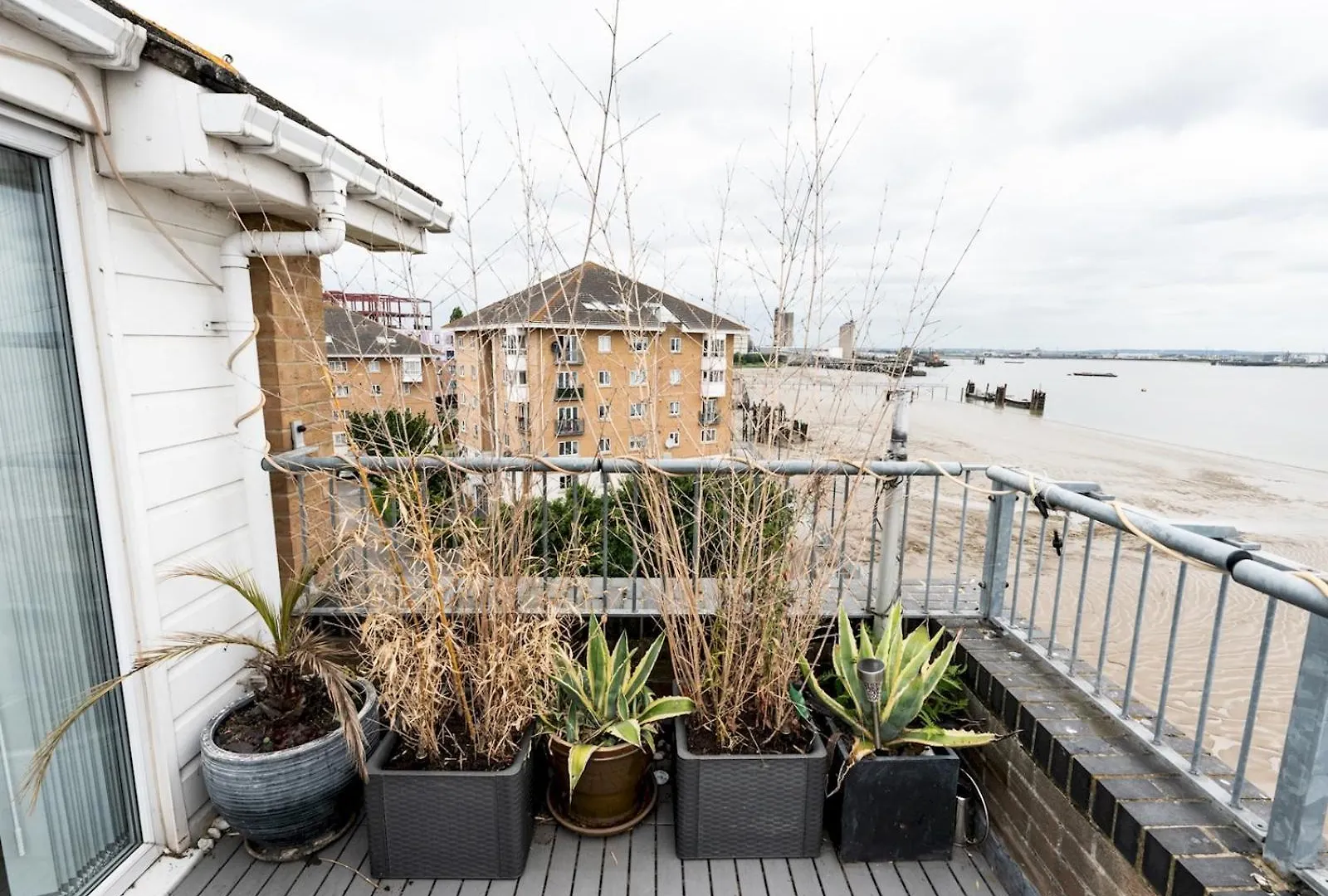 Windrush Court - Stunning Penthouse With River Views Near Erith Stn Pass The Keys 0*,