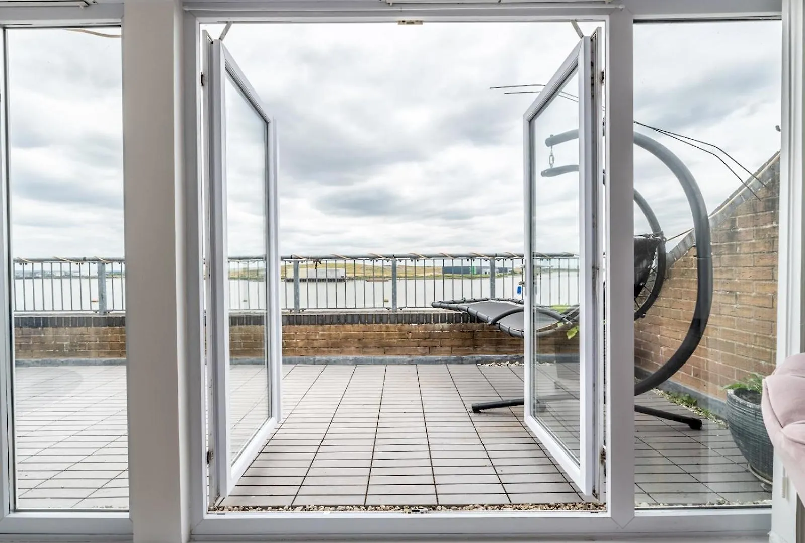 Apartment Windrush Court - Stunning Penthouse With River Views Near Erith Stn Pass The Keys
