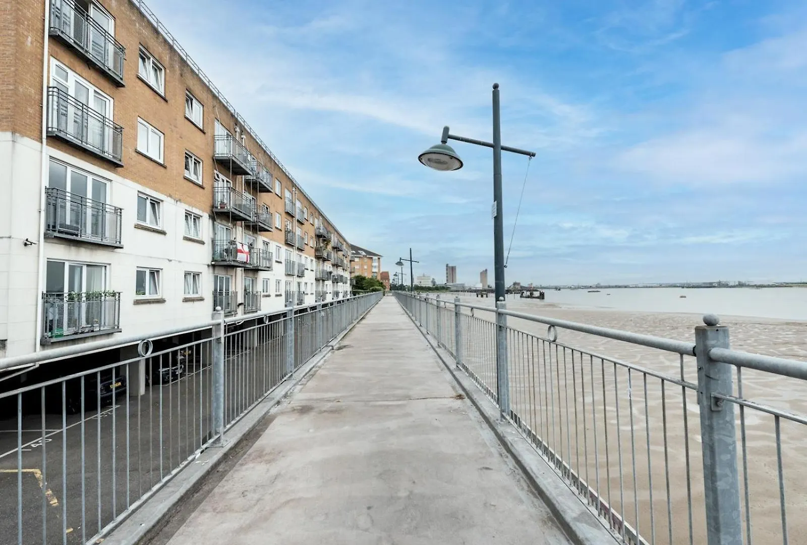 Windrush Court - Stunning Penthouse With River Views Near Erith Stn Pass The Keys 0*,