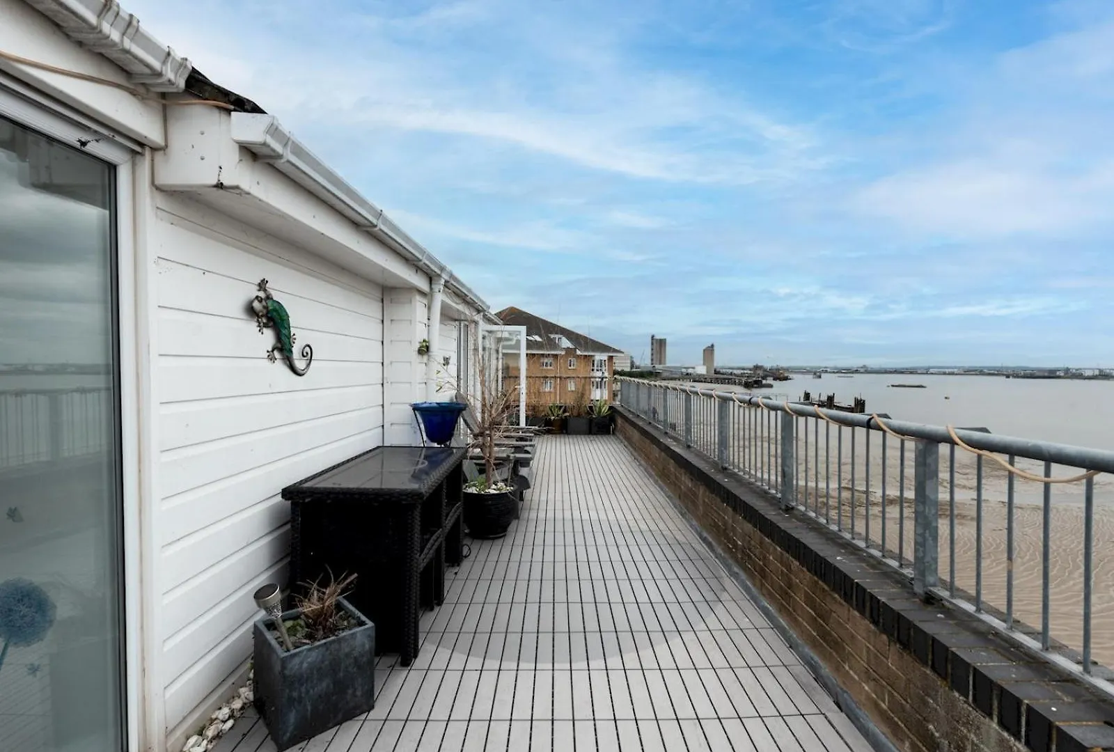 Windrush Court - Stunning Penthouse With River Views Near Erith Stn Pass The Keys