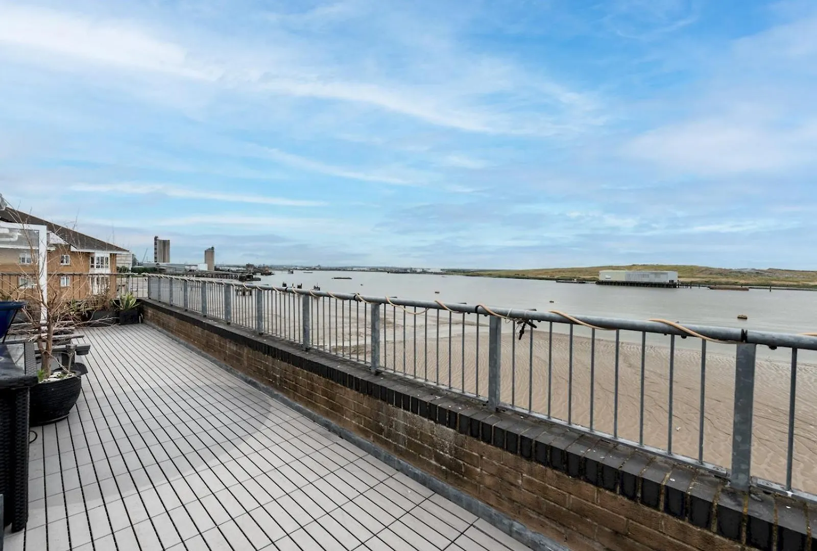 Windrush Court - Stunning Penthouse With River Views Near Erith Stn Pass The Keys Lägenhet