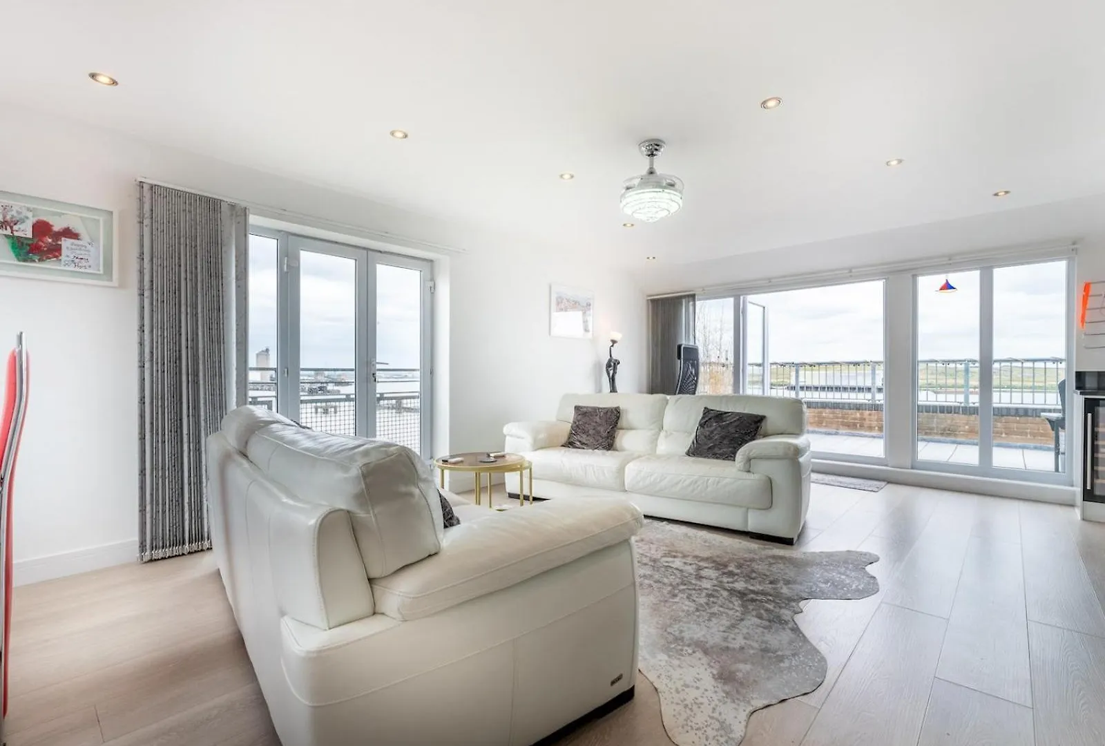 Windrush Court - Stunning Penthouse With River Views Near Erith Stn Pass The Keys